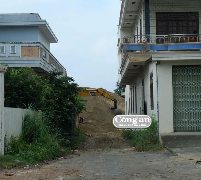 Cảnh mua bán cát (nhìn từ QL1A) tại những bãi cát không phép tại xã Điện Minh. 