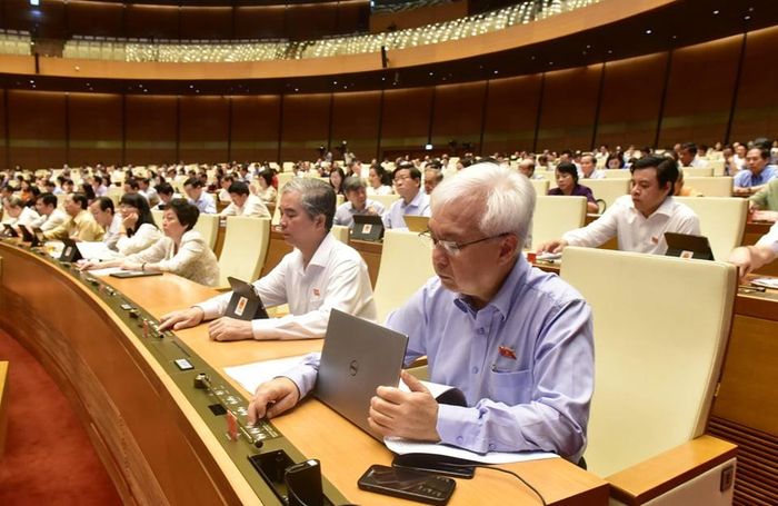 ĐBQH bấm nút thông qua Luật. Ảnh: QUANG PHÚC