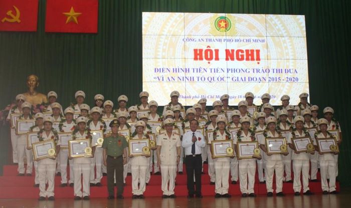 Trao giấy khen cho các tập thể, cá nhân điển hình tiên tiến