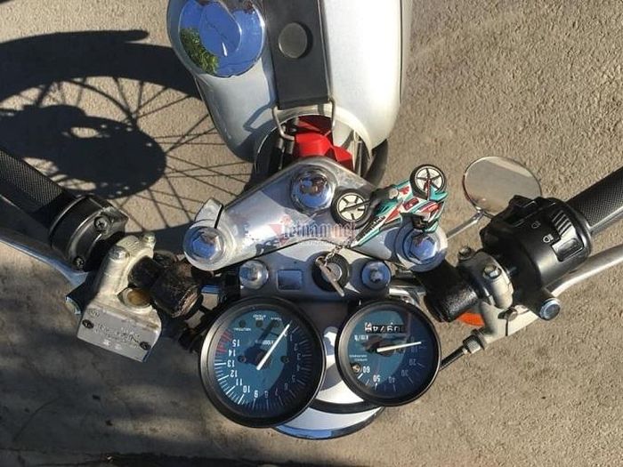 Honda Dream 50 cổ đời 1997 được trang bị 2 đồng hồ dạng analog đo vòng tua máy và tốc độ.