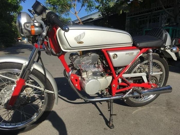 Honda Dream 50 cổ đời 1997 nhưng màu sơn và nhiều chi tiết trên xe còn rất mới. 
