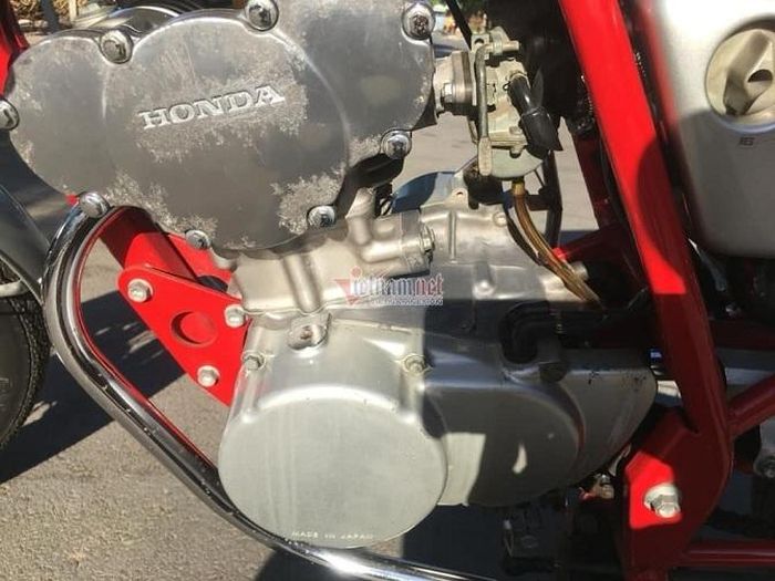  được trang bị động cơ dung tích nhỏ 1 xi-lanh 50cc có tốc độ tối đa là 90 km/h