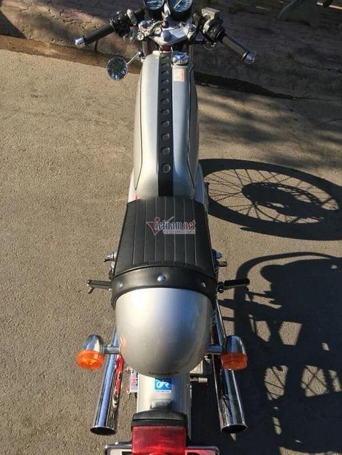 Honda Dream 50 cổ đời 1997 có bình xăng kéo dài khá lạ mắt. 