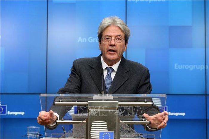 Ủy viên EU phụ trách kinh tế Paolo Gentiloni phát biểu tại cuộc họp báo ở Brussels, Bỉ ngày 17/2/2020. Ảnh: AFP/TTXVN