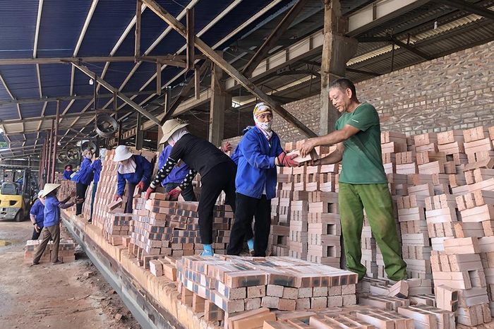 Công ty TNHH thương mại Chiến Thắng chủ động khắc phục khó khăn, đẩy mạnh sản xuất và tiêu thụ sản phẩm gạch nung tuynel, đảm bảo việc làm cho 80 lao động với thu nhập bình quân 6 triệu đồng/người/tháng. 