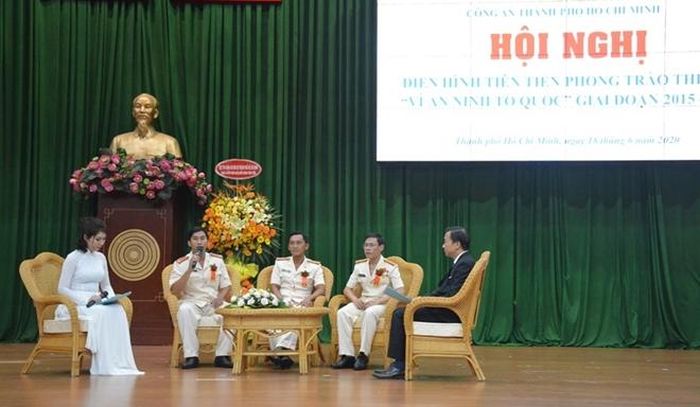 Giao lưu với một số cá nhân điển hình tiên tiến.
