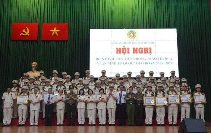 Thứ trưởng Bùi Văn Nam cùng Ban giám đốc Công an TP Hồ Chí Minh trao khen thưởng cho các tập thể, cá nhân điển hình tiên tiến. 