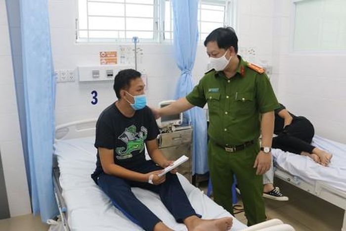 Đại tá Huỳnh Quang Tâm thăm hỏi, động viên CBCS bị thương khi làm nhiệm vụ tại KCX Tân Thuận.