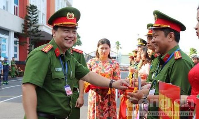 Đại tá Huỳnh Quang Tâm trao cờ thi đua cho đơn vị tham gia Hội thi thể thao nghiệp vụ Chữa cháy &amp; CNCH năm 2020 của Khu vực X ngày 16-6-2020