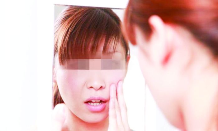 Dị ứng mỹ phẩm dễ gặp ở các trường hợp thường xuyên sử dụng nhiều loại mỹ phẩm.