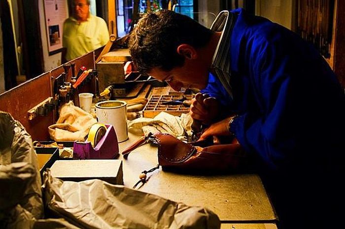 Để có đường may chính xác, các thợ lành nghề phải mất khoảng 48 giờ mới hoàn thành công việc.