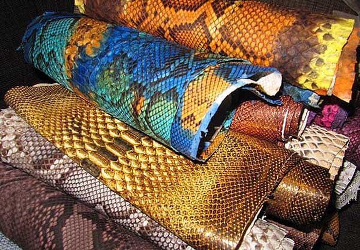 Sau khi hoàn chỉnh, bản thiết kế sẽ được chuyển tới xưởng. Lúc này là công đoạn chọn da cá sấu phù hợp.