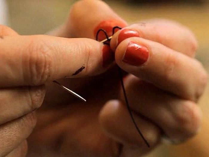 Công đoạn tiếp đòi hỏi sự chính xác và tập trung cao độ là ghép và may túi. Do được làm từ da nguyên chất, mỗi lỗ kim trên túi chỉ được đóng một lần và đòi hỏi sự chính xác tuyệt đối.
