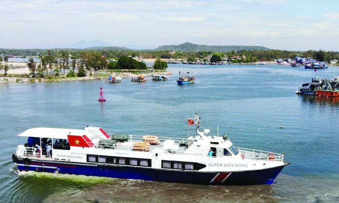 Những chuyến tàu cao tốc từ cảng Sa Kỳ sẽ đưa du khách tới đảo Lý Sơn trong chuyến hải trình hơn 30 phút ảnh: Mạnh Thắng