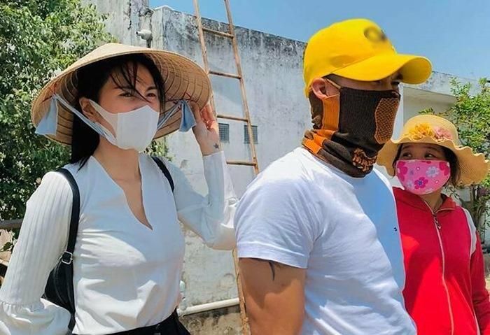 Cả hai cùng nhau làm từ thiện