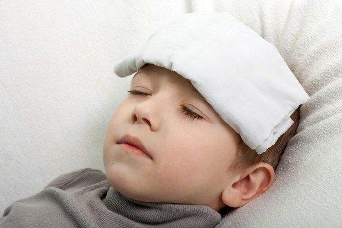 Chăm sóc trẻ bị sốt siêu vi bằng cách giúp trẻ hạ sốt