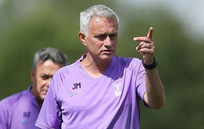 Mourinho khá kém duyên trong những lần gặp đội bóng cũ. Ảnh: DM