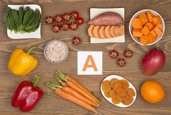  Thực phẩm chứa Vitamins A, D và E. Vitamin A (retinol) làm giảm mụn nhanh chóng và hiệu quả. Nghiên cứu năm 2014 cho thấy, những người bị mụn thường có hàm lượng vitamin D thấp. Ngoài ra, vitamin E và C cũng giúp ngăn ngừa sự hình thành mụn trứng cá và sự phát triển của vi khuẩn gây mụn. Các thực phẩm giàu Vitamins A, D và E như: khoai lang, cà rốt, lòng đỏ trứng gà, sữa nguyên chất, cá ngừ, cá hồi, trứng cá muối, nấm, bơ, rau bina, dầu ô-liu, cà chua… 
