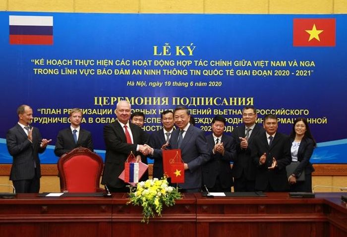Bộ trưởng Tô Lâm và Đại sứ Konstantin Vasilievich Vnukov ký “Kế hoạch thực hiện các hoạt động hợp tác chính giữa Cộng hòa xã hội chủ nghĩa Việt Nam và Liên bang Nga trong lĩnh vực bảo đảm an ninh thông tin quốc tế giai đoạn 2020 – 2021”.