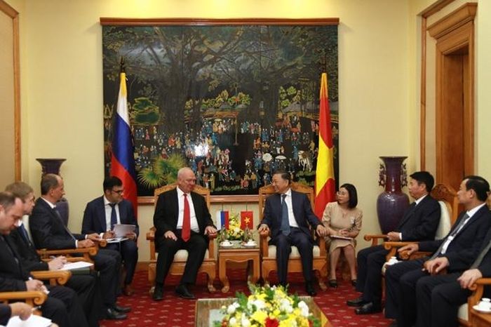 Bộ trưởng Tô Lâm, Đại sứ Konstantin Vasilievich Vnukov tại buổi tiếp.