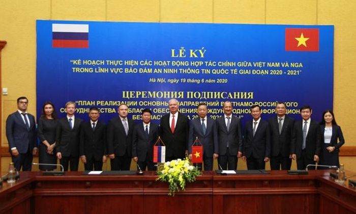 Bộ trưởng Tô Lâm, Đại sứ Konstantin Vasilievich Vnukov và các đại biểu tại buổi tiếp.