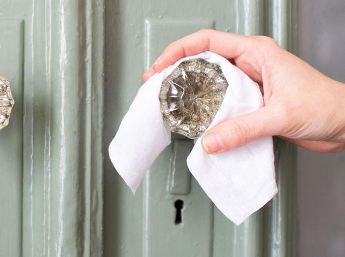  Những người bạn thân sẽ là người đánh giá chất lượng công việc. Họ có thể ném những mảnh giấy, đá hoặc lá để khiến cho nhân vật chính thêm bận rộn và phải quét dọn nhiều hơn. Tuy nhiên, “nạn nhân” có thể tìm cách thoát khỏi điều này bằng cách hôn một người khác giới. 