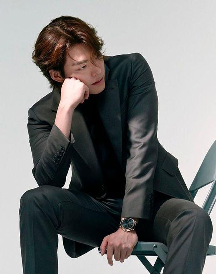 Kim Woo Bin tái xuất trong bộ ảnh thời trang của tạp chí Esquire đúng vào tháng sinh nhật.