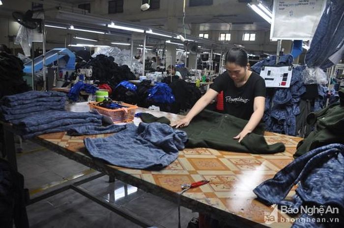Mặc dù chịu ảnh hưởng của dịch covid nhưng dệt may vẫn duy trì mức tăng trưởng khá. Ảnh Việt Phương
