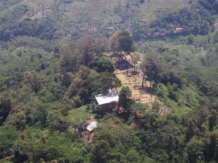 Không ảnh cho thấy đỉnh của ngọn đồi Gunung Padang, ở sâu bên trong đó là cả công trình to lớn được xây dựng từ thời tiền sử. Ảnh: Danny Hilman Natawidjaja.