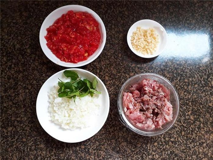 Công đoạn ướp thịt sẽ làm cho thịt ngấm gia vị và phần nước sốt được đậm đà hơn. Ảnh: Diệu Hằng.