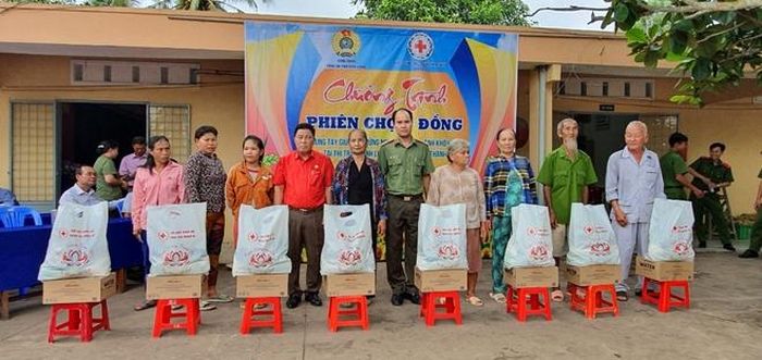Tặng quà cho gia đình nghèo. 
