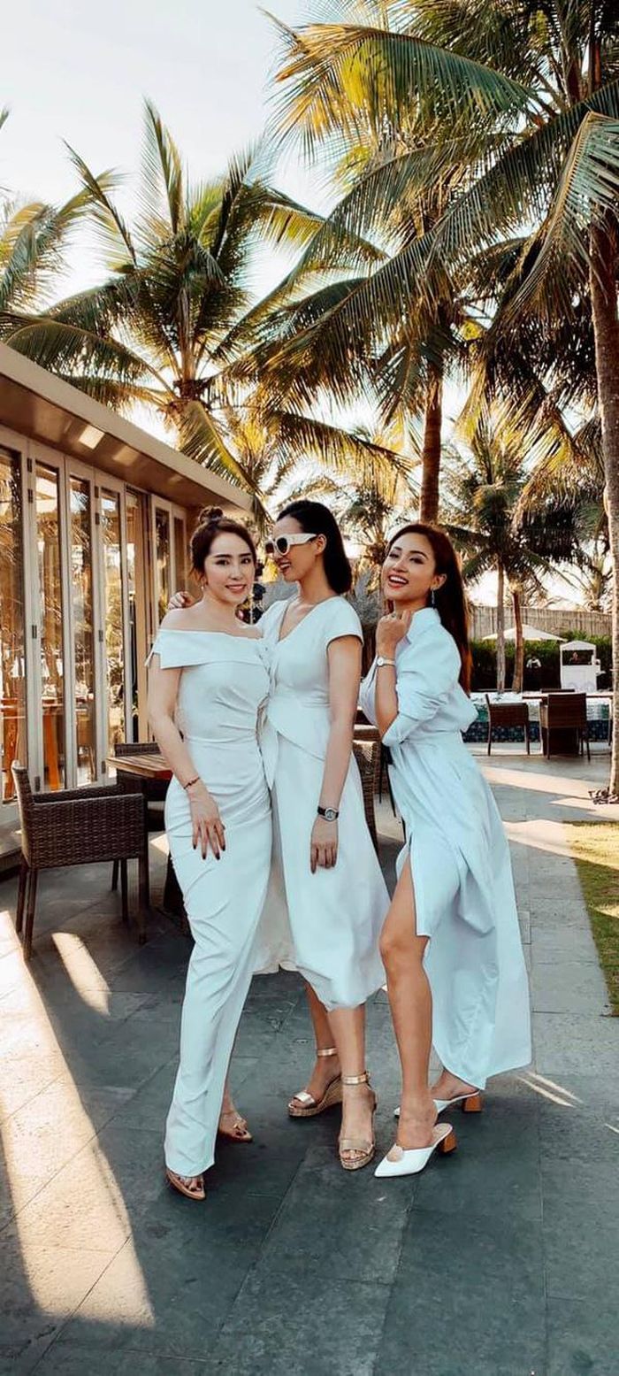 Vân Hugo, Lã Thanh Huyền và "cá sấu chúa" Quỳnh Nga liên tục chia sẻ hình ảnh đám cưới của Phương Anh Lê.