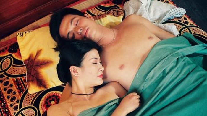  Vai diễn Minh Tuyết xảo quyệt trong phim khiến Kim Oanh được khán giả nhận xét là "người đàn bà ác nhất màn ảnh". Trong một bài phỏng vấn, nữ nghệ sĩ từng chia sẻ sau khi Những ngọn nến trong đêm lên sóng, đi đến đâu, cô cũng bị người xem nhận ra và gọi là "con Tuyết" thay vì tên thật. "Các bạn đóng vai chính diện ra đường được gọi là cô, là chị, là em, còn mình thì toàn bị gọi là con", diễn viên 7X nói. 
