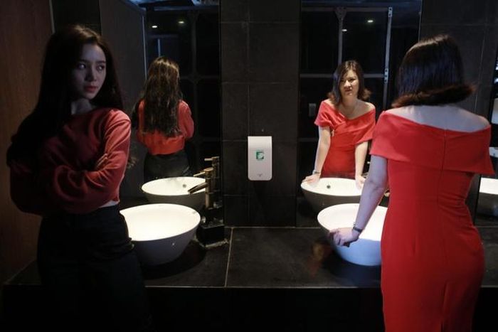  Chia sẻ với Zing, Kim Oanh cho biết: "Tôi biết trước vai diễn của mình trong phim lần này sẽ bị ghét. Và bản thân cũng đã chuẩn bị trước tinh thần để đón nhận phản ứng từ phía công chúng. Từ trước đến nay, tôi toàn đóng vai phản diện và việc bị ghét là đương nhiên. Bởi vậy, tôi không quan tâm nhiều đến việc khán giả ghét hay không".