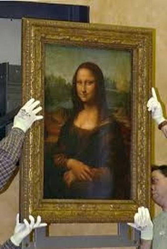 Vụ đánh cắp bức Mona Lisa diễn ra hết sức ly kỳ. Theo lời khai của Peruggia, y xâm nhập vào bảo tàng Louvre bằng cách mặc áo khoác trắng và đóng giả làm nhân viên bảo tàng.