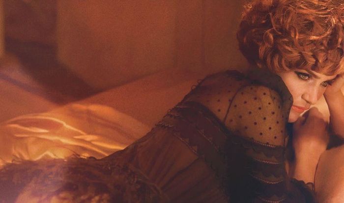 Ngoài 50 tuổi, Helena Christensen vẫn là gương mặt xuất hiện dày đặc trên các ấn phẩm thời trang.