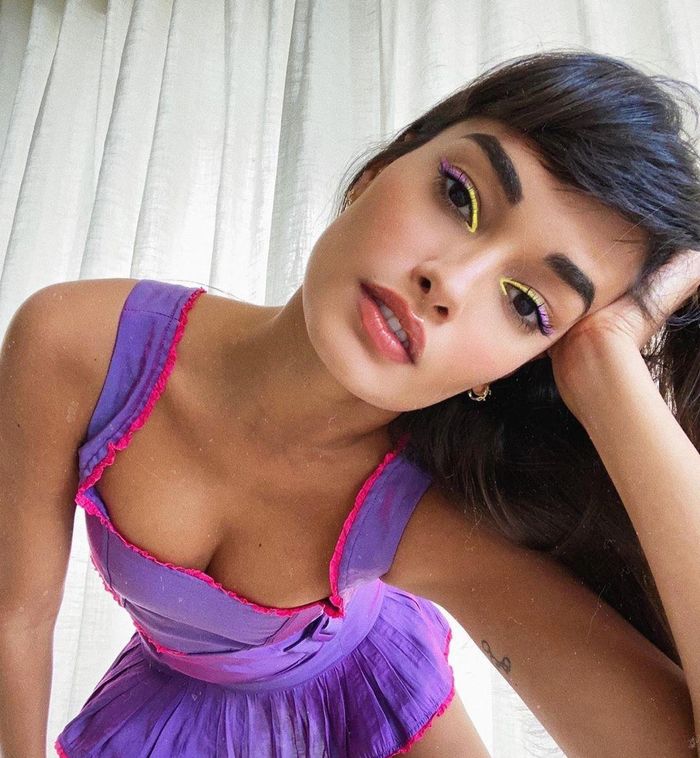 Tích cực chia sẻ ảnh tương tác với người hâm mộ, siêu mẫu 9x là một trong những hot girl mạng xã hội với hơn 1,3 triệu người theo dõi.