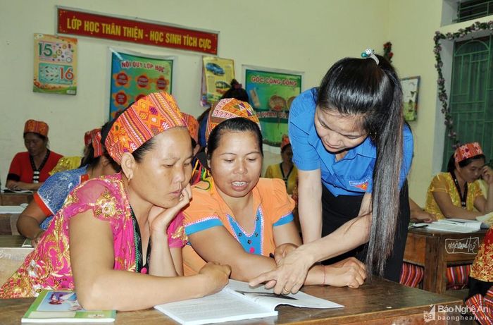 Khi đến lớp, các học viên đều có ý thức và nghiêm túc trong học tập; các thầy cô giáo nhiệt tình hướng dẫn cách viết từng nét chữ và làm các phép tính từ đơn giản đến phức tạp. Ảnh: Công Kiên