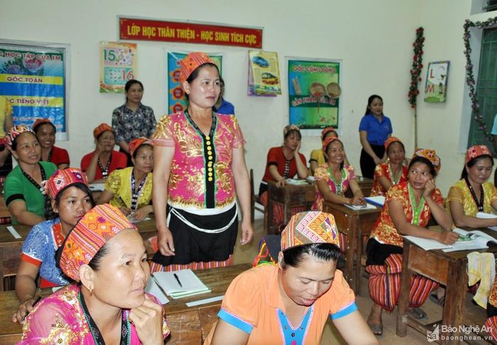 Thầy Trần Xuân Hùng - Hiệu trưởng Trường Tiểu học Cam Lâm cho biết: “Khi Hội Phụ nữ xã đặt vấn đề phối hợp tổ chức mở lớp xóa mù chữ cho chị em phụ nữ bản Liên Hồng, chúng tôi hoàn toàn ủng hộ, tạo điều kiện về cơ sở vật chất và bố trí đội ngũ giáo viên triển khai. Điều đáng ghi nhận là tinh thần cầu thị, học tập nghiêm túc, qua hơn 4 tháng nỗ lực nay phần lớn học viên đã có trình độ tương đương lớp 4”. Ảnh: Công Kiên