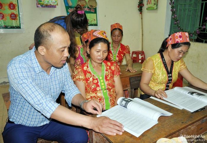 Đặc biệt, thầy Hiệu trưởng Trần Xuân Hùng thường xuyên có mặt ở lớp để nắm bắt khả năng tiếp nhận của học viên để chỉ đạo giáo viên điều chỉnh cách dạy và xây dựng kế hoạch phù hợp. Có lúc, thầy còn trực tiếp hướng dẫn học viên học bài và làm bài. Ảnh: Công Kiên