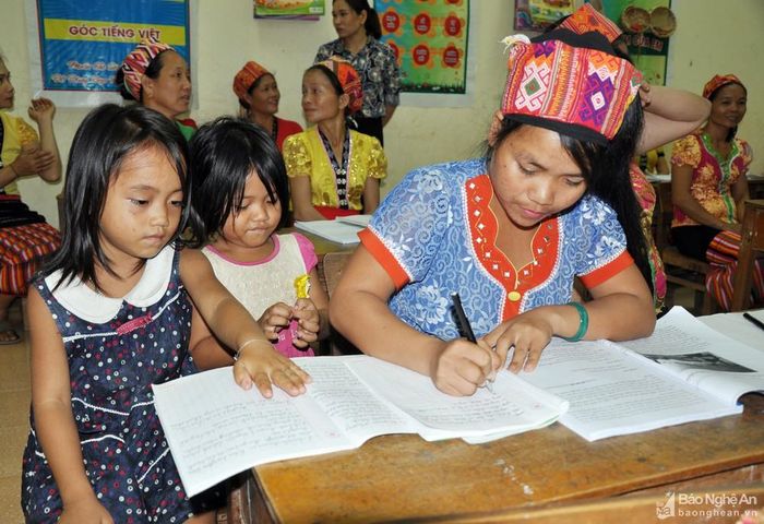 Y Tan sinh năm 1997 là học viên ít tuổi nhất lớp. Chị là người dân tộc Xơ Đăng ở Kon Tum lấy chồng về xã Cam Lâm. Lúc nhỏ, quanh năm Y Tan theo bố mẹ lên rẫy nên được không đi học nên lớn lên vẫn không biết đọc, biết viết. Về đây, chị đã đăng ký học lớp xóa mù chữ. Mỗi tối đi học chị thường đưa theo hai con gái là Hà Thị Nhi (SN 2013) và Hà Thị Thảo (SN 2015) đến lớp. “Ban đầu, em thấy cái chữ thật khó, lúc đọc cứ ghép vần lộn xộn, lúc viết thì tay run, nét chữ không theo ý mình. Bây giờ thì đã đỡ hơn, đã đọc và viết được nhưng vẫn còn chậm, có lúc phải nhờ con gái đầu đang học lớp 1 bày thêm” - Y Tan nói. Ảnh: Công Kiên