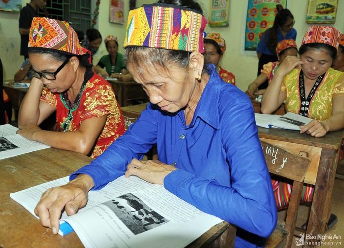 Cũng bà Vi Thị Chiến lại là người lớn tuổi nhất lớp (60 tuổi). “Hồi nhỏ, bà học dở lớp 1, gia đình khó khăn nên phải nghỉ ở nhà trông em, làm việc giúp bố mẹ. Lớn lên, lấy chồng, rồi chồng mất, một mình nuôi con, quanh năm lo kiếm cái ăn, không có thời gian học cái chữ nữa. Bây giờ có thời gian rảnh hơn, được cán bộ Hội Phụ nữ đến vận động, bà quyết định đi học để không bị mang tiếng là mù chữ…” - bà Chiến bộc bạch. Ảnh: Công Kiên