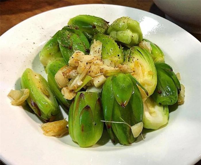 Nụ thanh long xào tỏi có vị ngọt thanh, ăn giòn giòn và hơi nhớt như đậu bắp