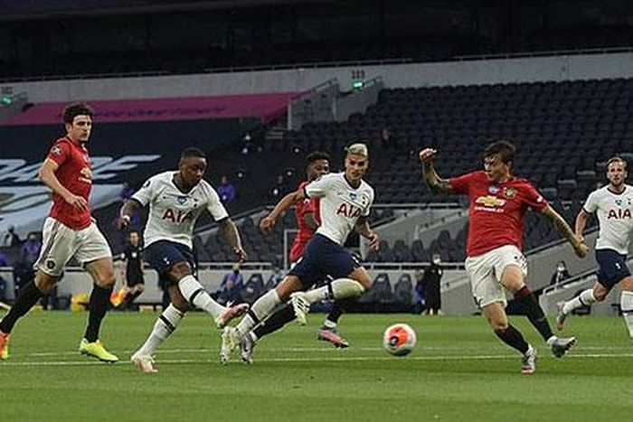 Harry Maguire và David de Gea cùng mắc sai lầm giúp Steven Bergwijn ghi bàn mở tỷ số cho Tottenham.