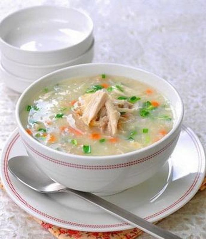 Nên cho trẻ ăn cháo, súp, thức ăn lỏng.
