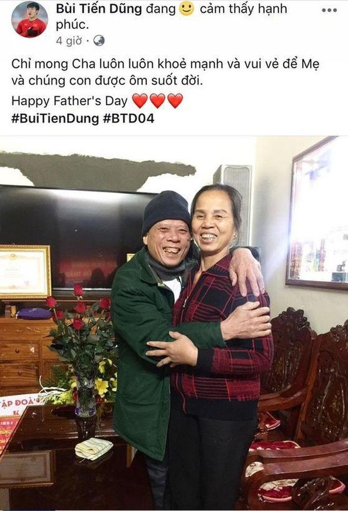  Cách đây 1 năm, cũng trong Ngày của cha, Tư Dũng đã đăng bức ảnh gia đình cùng những dòng tâm sự về cha đầy xúc động. Trước tình cảm của nam cầu thủ dành cho gia đình, nhiều người hâm mộ bày tỏ sự yêu mến và dành nhiều lời chúc tốt đẹp cho cha của Bùi Tiến Dũng. 