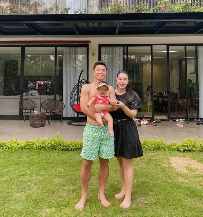  Cũng trong ngày này, Nguyễn Khánh Linh - bà xã cầu thủ Tiến Dũng, đăng bức ảnh cả gia đình cùng lời chúc thay lời bé Sushi gửi đến bố Tiến Dũng. Khánh Linh viết "Mẹ và Shushi chúc bố luôn khỏe mạnh, gặt hái được nhiều thành công. Chúc mọi điều tốt đẹp và bình an luôn bên cạnh bố. 2 mẹ con yêu thương bố nhiều". Đáp lại lời chúc, nam cầu thủ quê Hà Tĩnh đã gửi những lời nhắn nhủ tình cảm, ngọt ngào đến vợ và con gái trên trang cá nhân. 