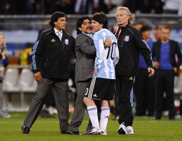 Messi luôn được đem ra so sánh với những gì Maradona làm ở tuyển Argentina. Ảnh: Getty Images.