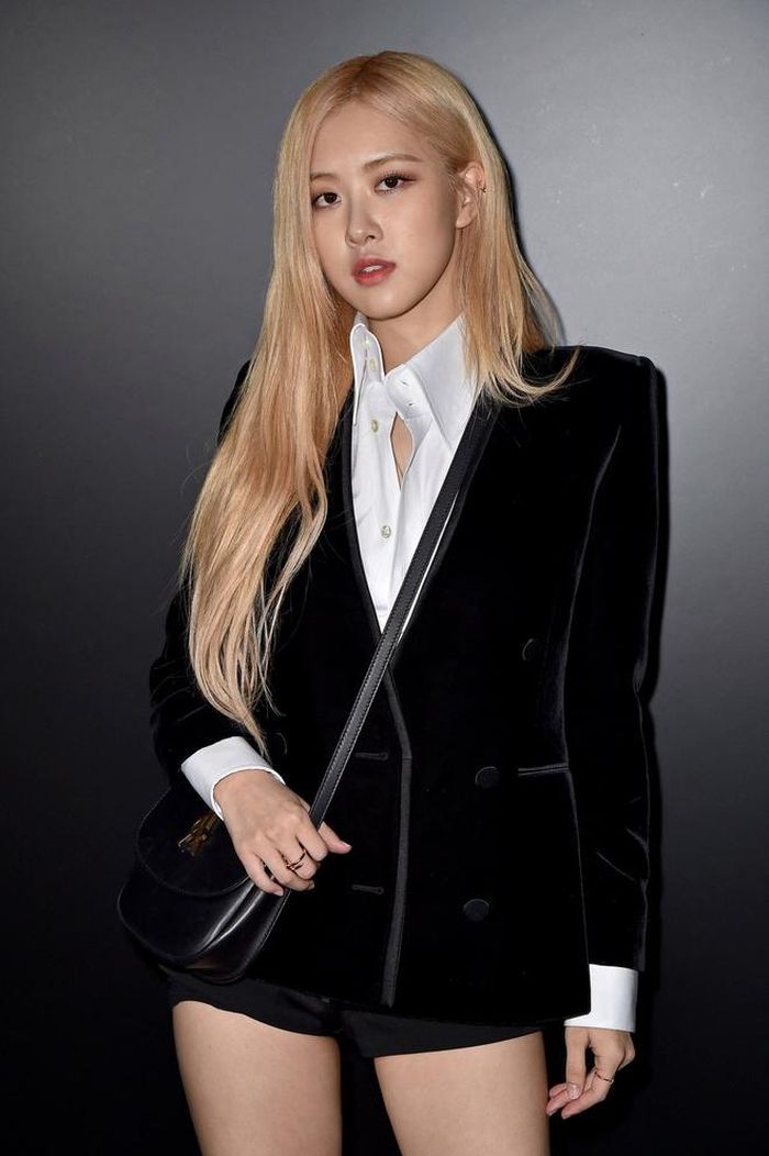 Lần nào có mặt tại show diễn của Saint Laurent thuộc Paris Fashion Week, Rosé cũng trở thành tâm điểm chú ý. Ảnh: Pinterest.