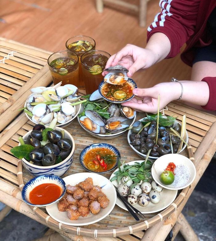  Thực đơn của quán chinh phục khách với nhiều món nóng hổi, thơm ngon như nghêu, sò lông, sò lụa hấp sả. Ốc đắng, ốc bươu luộc, nem chua rán hay trứng cút lộn cũng là các hương vị hấp dẫn mà bạn không thể bỏ qua. Giá cả tại đây dao động từ 20.000-65.000 đồng. Ảnh: Ocbacbo. 